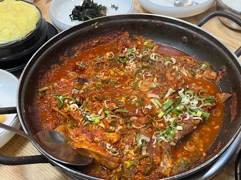 매콤한 양념에 볶아진 닭갈비