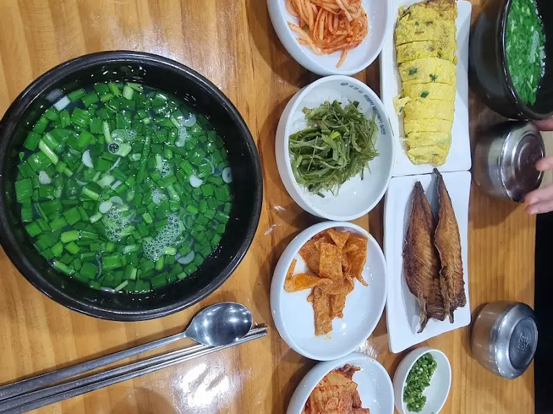 재첩국, 계란말이, 고등어구이 등 푸짐한 한 상 차림