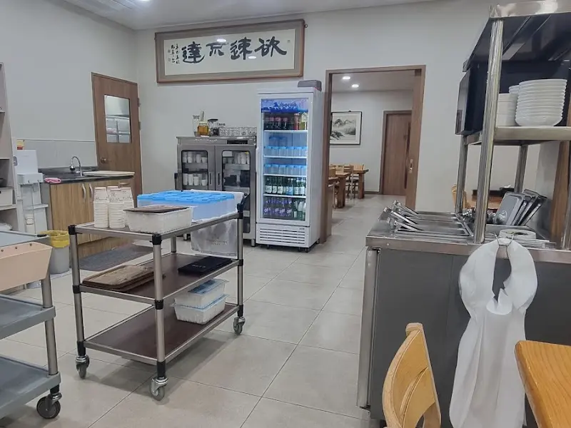 깔끔하게 정돈된 식당 내부