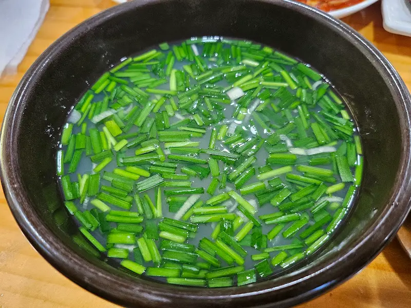 부추가 듬뿍 올려진 재첩국