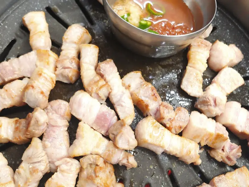 노릇하게 구워진 삼겹살