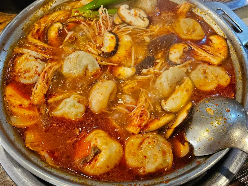 만두전골이 끓고 있는 모습