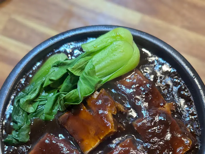 청경채가 올려진 동파육