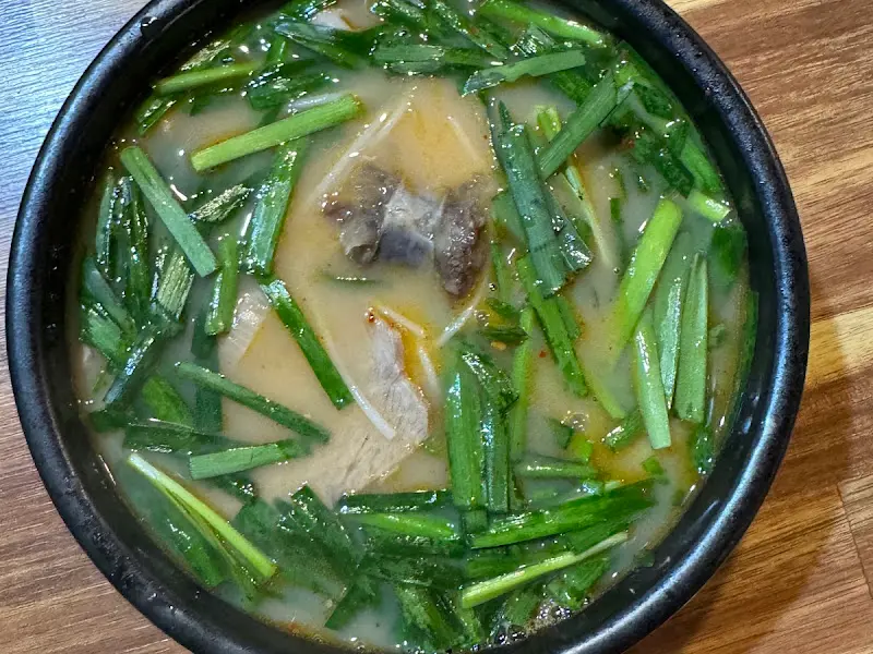 부추가 듬뿍 올려진 돼지국밥