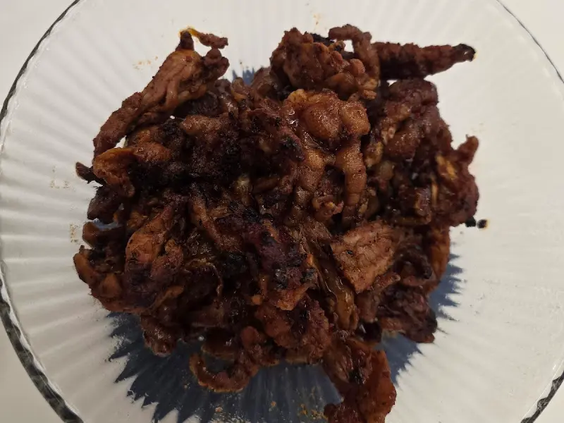 매콤한 양념이 돋보이는 닭발