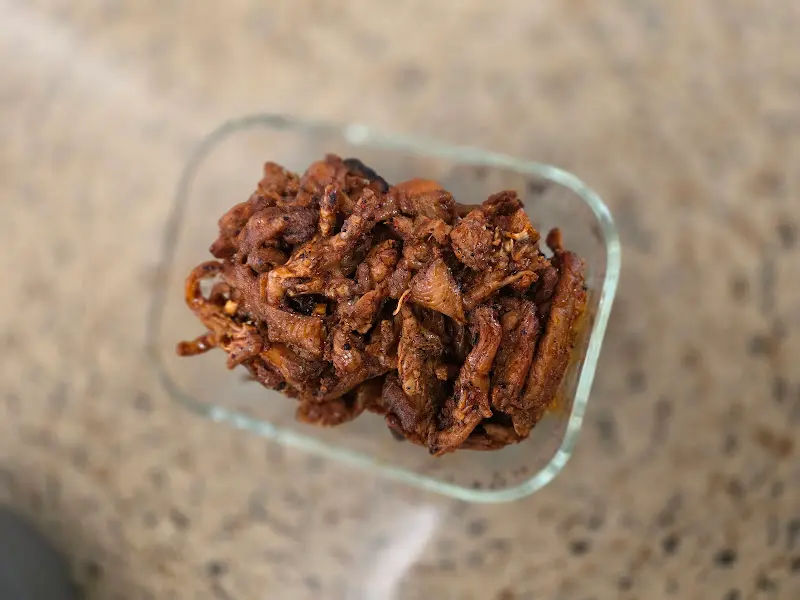 접시에 담겨 있는 닭목