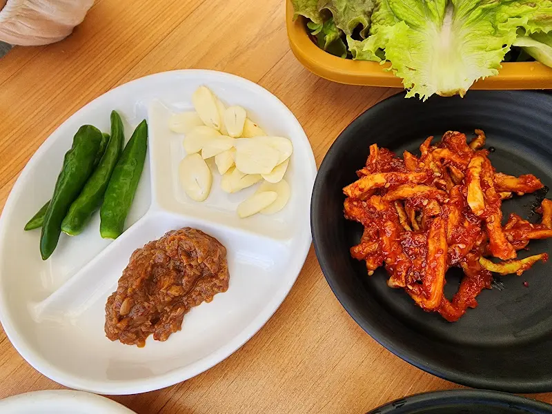 닭발과 함께 제공되는 각종 채소