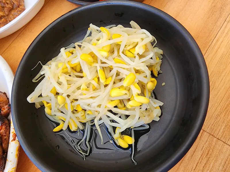 닭발의 매운맛을 달래주는 콩나물