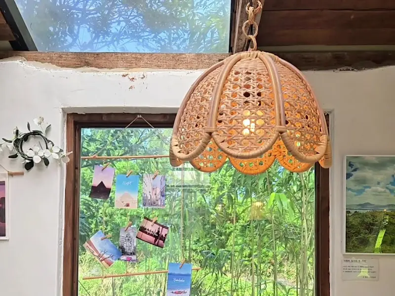 라탄 갓 아래로 보이는 창밖 풍경