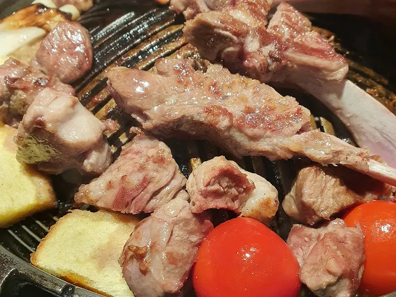 구워진 양갈비 단면