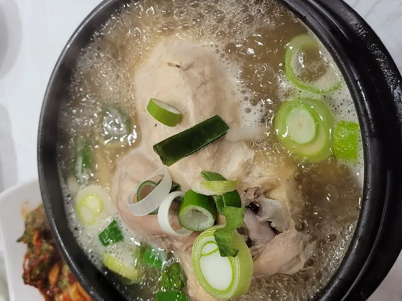 뚝배기에 담겨 보글보글 끓는 삼계탕