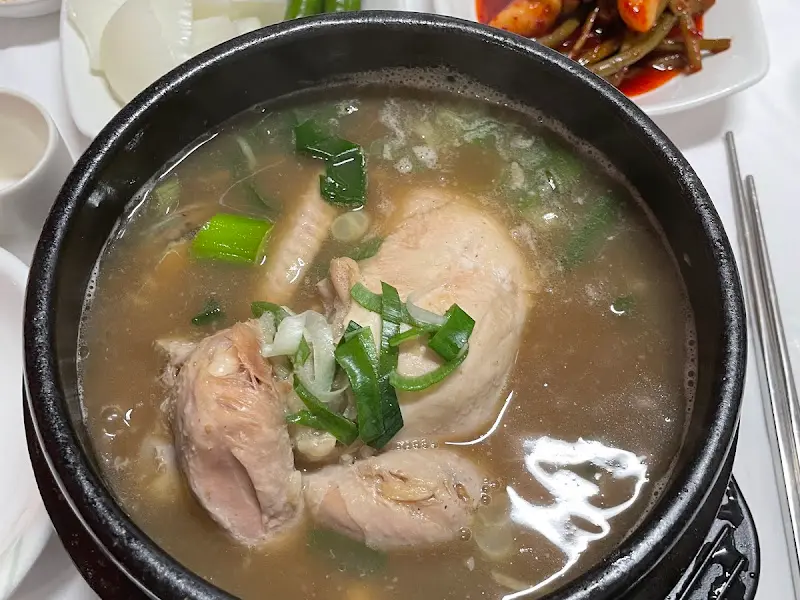 파가 듬뿍 올려진 삼계탕의 모습