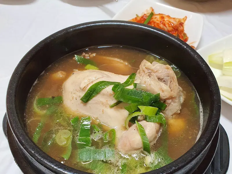 뚝배기에 담긴 삼계탕 클로즈업