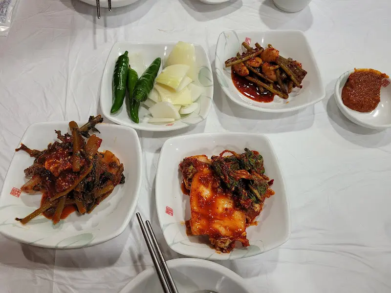 다양한 밑반찬이 담긴 접시들