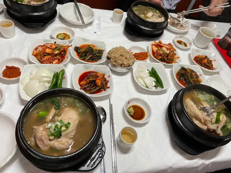 푸짐하게 차려진 삼계탕 한 상 차림