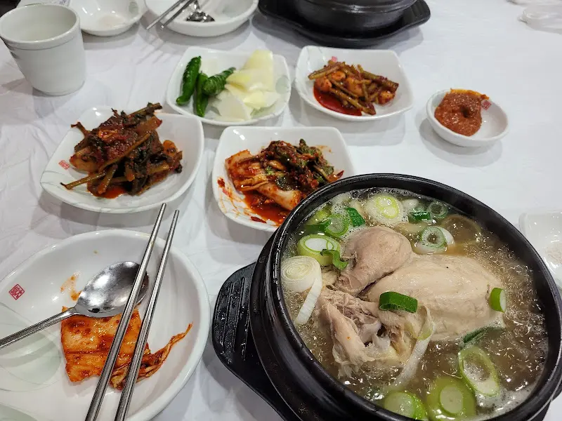 테이블 가득 차려진 삼계탕과 밑반찬