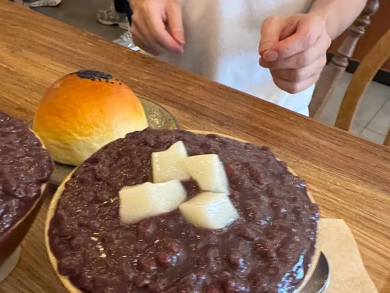 놋그릇 가득 담긴 팥빙수와 윤기가 흐르는 단팥빵