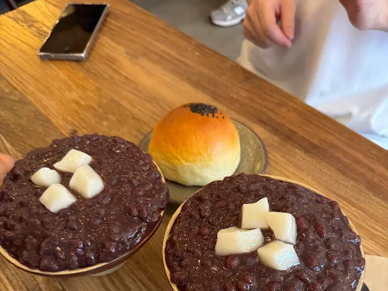 정갈하게 담겨 나온 팥빙수와 단팥빵 세트