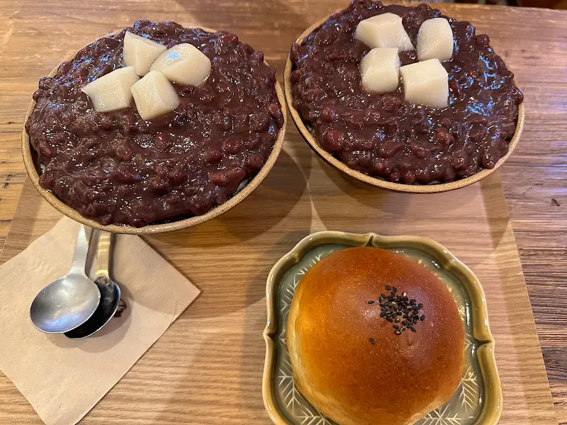 두 개의 팥빙수와 단팥빵