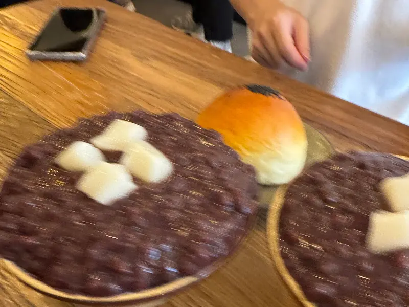 두 개의 팥빙수와 단팥빵