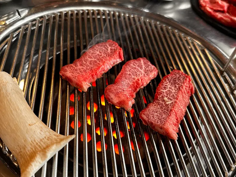 연탄불 위에서 익어가는 한우