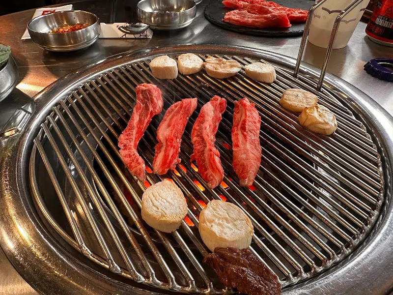 한우와 버섯을 굽는 모습