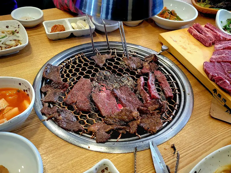 불판 위의 구워진 고기