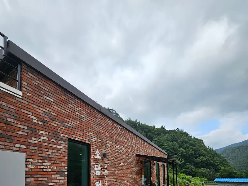 붉은 벽돌로 지어진 소담정의 외관