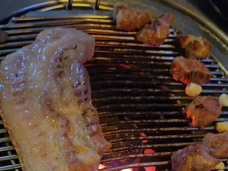 노릇하게 구워진 근고기