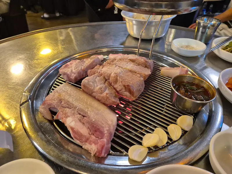 멜젓에 찍어먹는 근고기