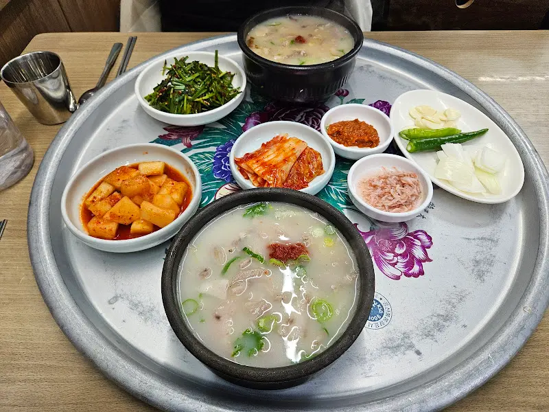 돼지국밥 한 상 차림