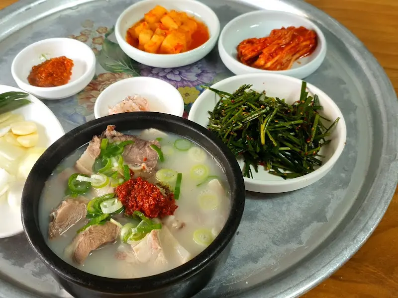 돼지국밥과 다양한 반찬들