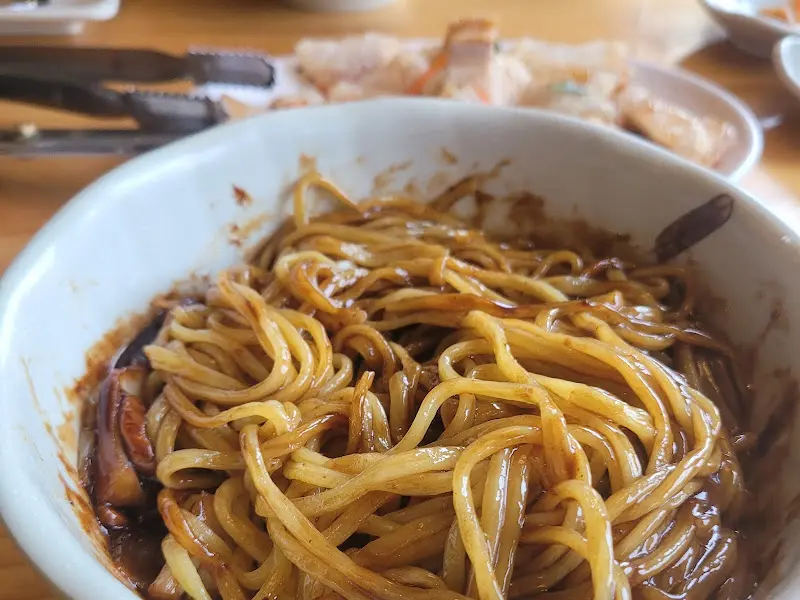 윤기가 흐르는 쟁반짜장의 모습