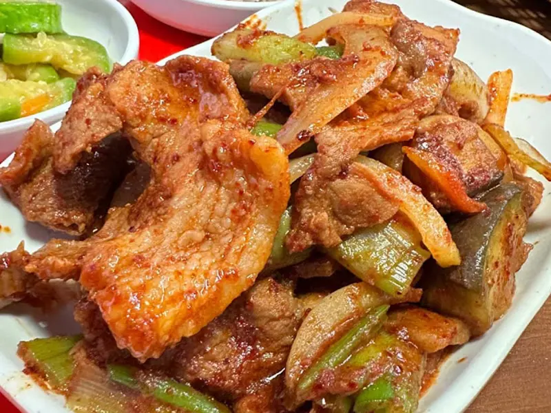 윤기가 자르르 흐르는 제육볶음