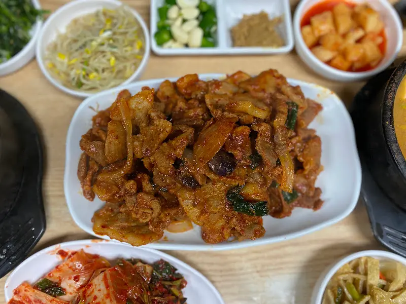푸짐하게 차려진 제육쌈밥 한 상