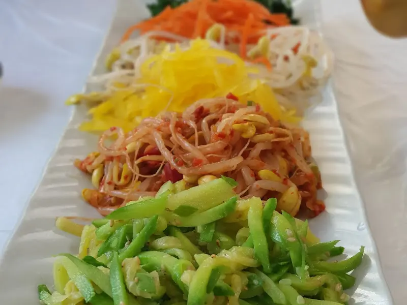 다채로운 색감의 신선한 고명