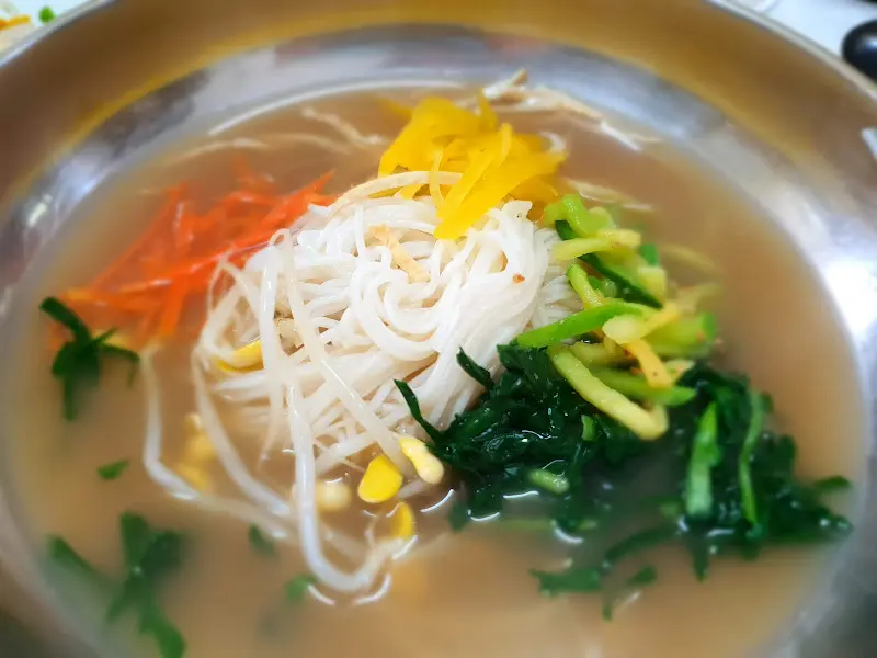 푸짐한 잔치국수의 모습