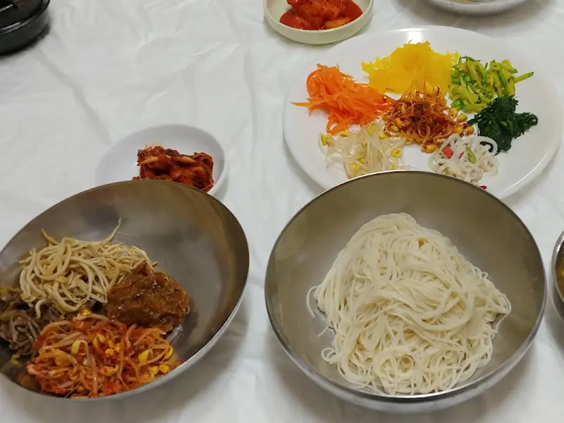 잔치국수와 비빔밥 한 상 차림