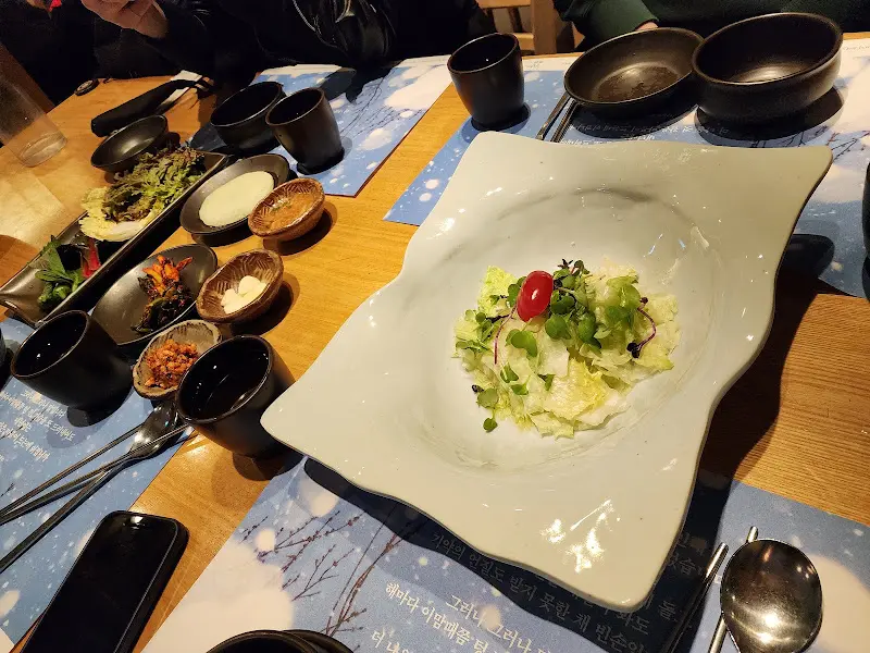 다채로운 곁들임 찬과 함께 즐기는 풍성한 식사