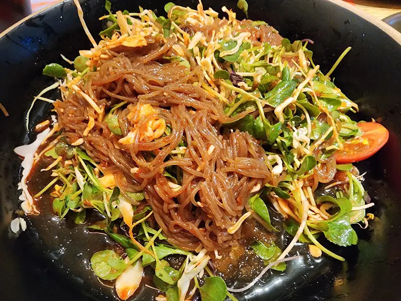 싱그러운 채소와 상큼한 드레싱이 조화로운 샐러드