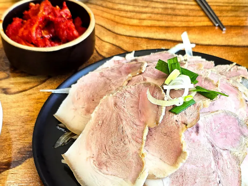 윤기가 흐르는 냉수육과 명태회무침