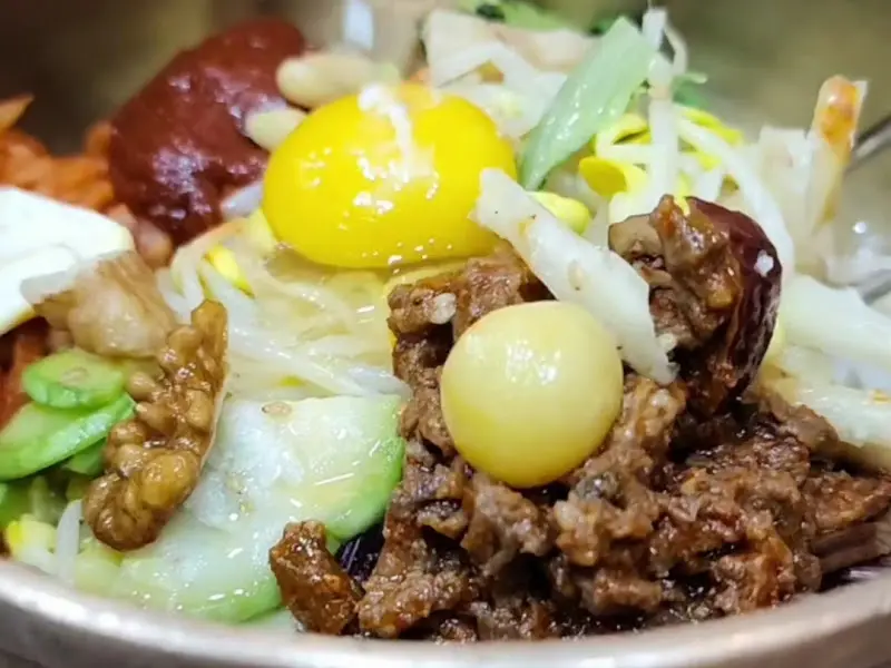 놋그릇에 담긴 아름다운 전주비빔밥