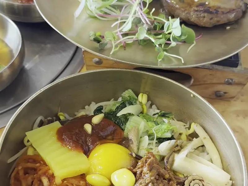 비빔밥과 떡갈비의 조화