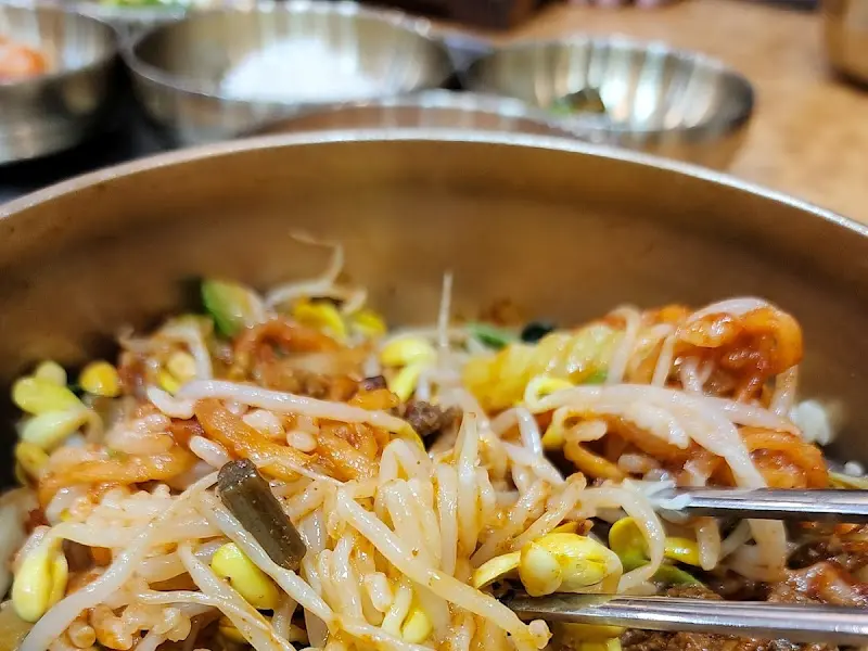 비빔밥 비비는 모습