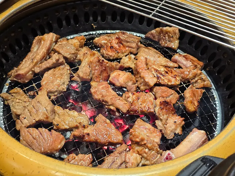 숯불 위에서 익어가는 돼지갈비