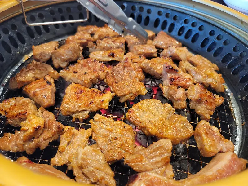 노릇노릇 익어가는 돼지갈비