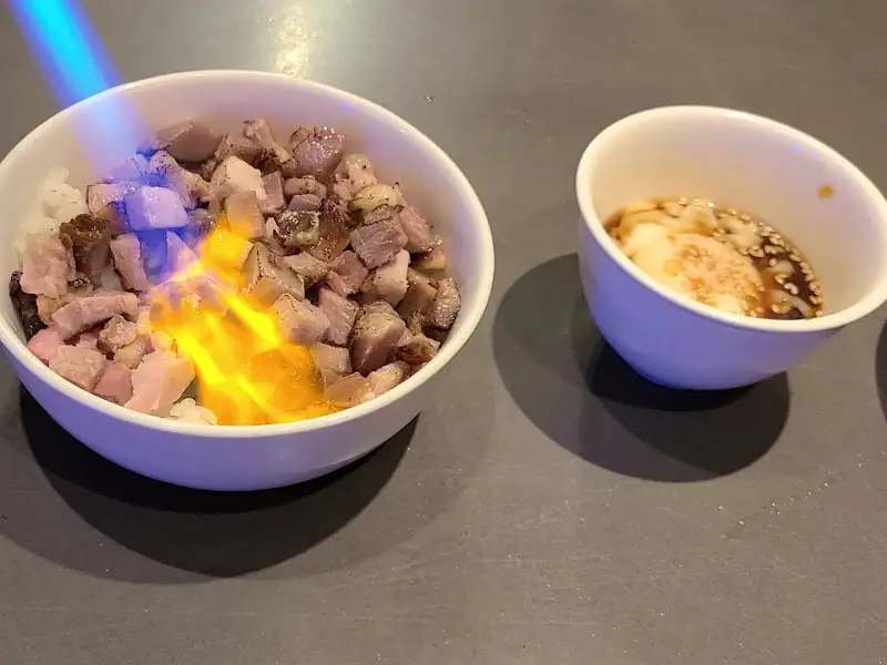 차슈 덮밥 굽는 모습