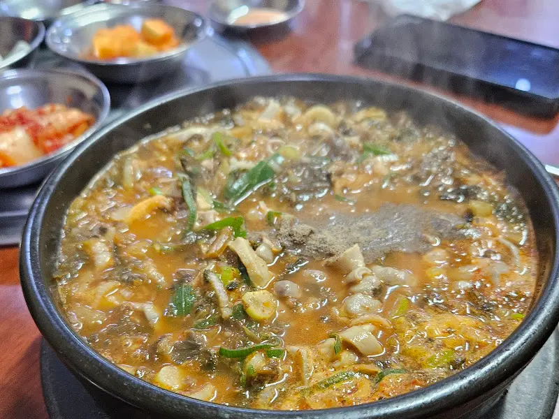 얼큰한 국물과 푸짐한 건더기
