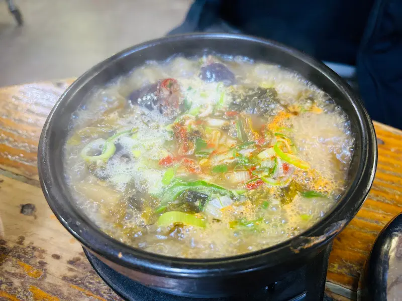 뚝배기 가득 담긴 순대국