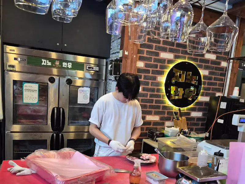 고기를 손질하는 모습